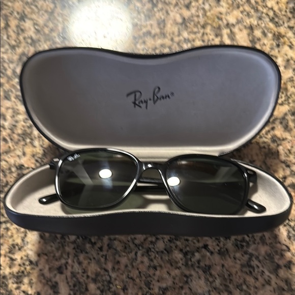 Ray-Ban Black Sunglasses - Picture 1 of 1